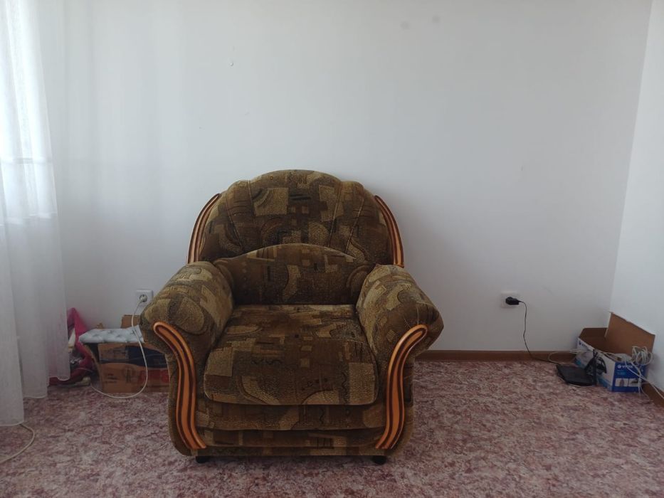 Продам 2 дивана и кресло