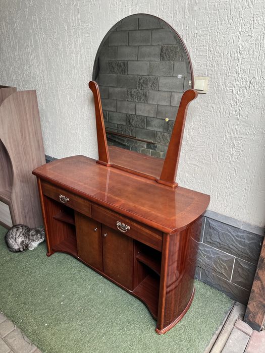 Тумбочка с зеркалом