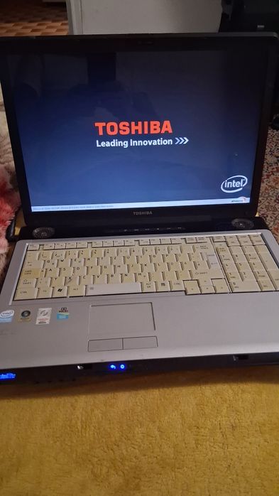 Leptop thosiba + monitor tv