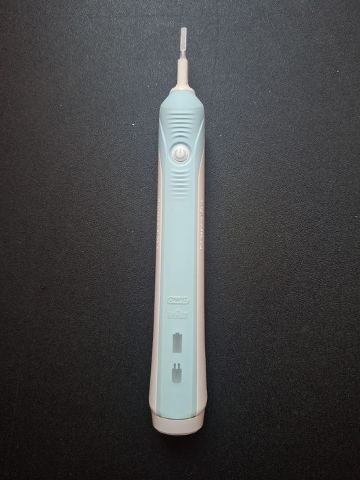 Periuta electrica Oral B Pro 700. Fabricata in Germania.
