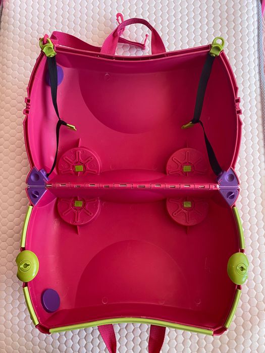 Детски куфар с колелца за бутане