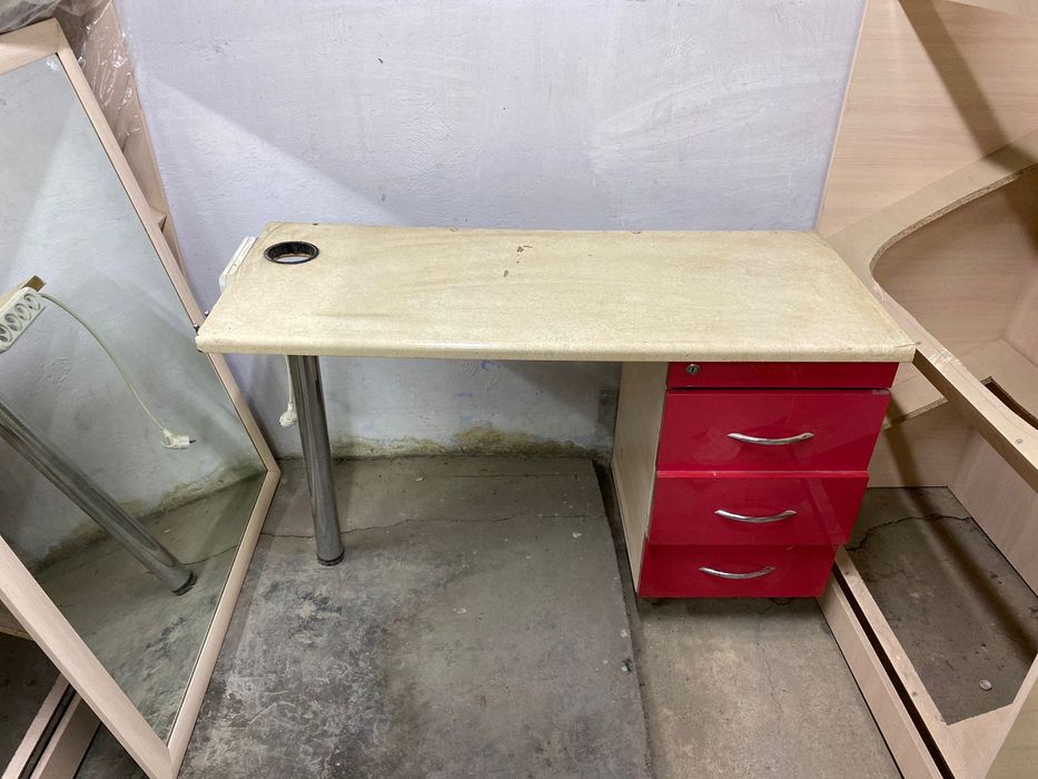 стол, парта, красного цвета