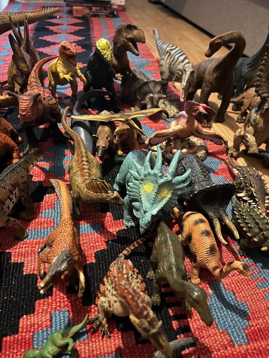 Turma de dinozauri de jucărie