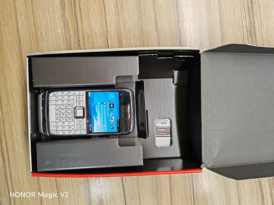 Телефон Nokia E71.