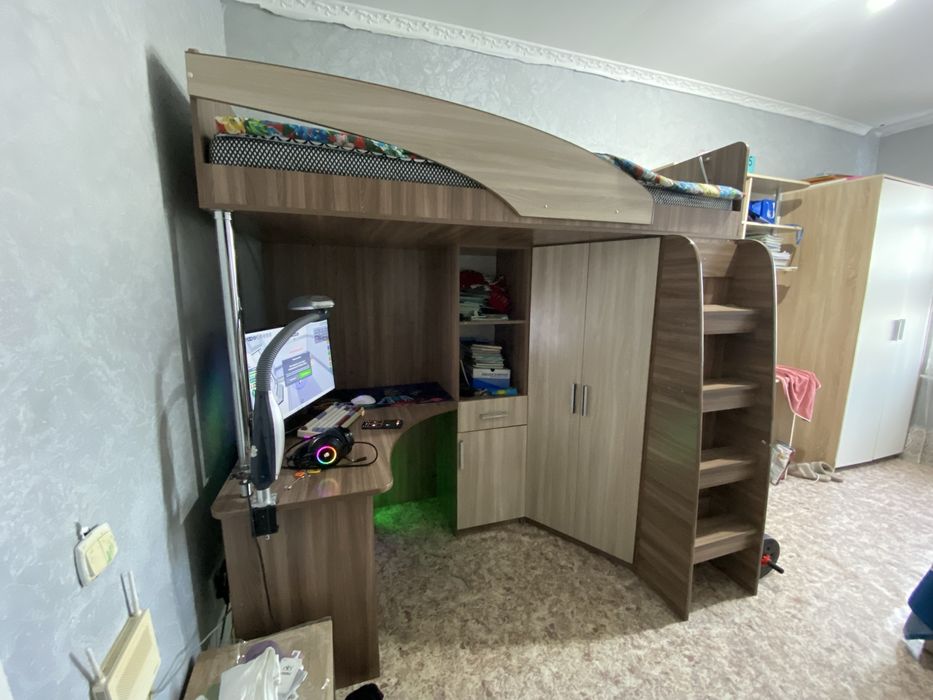 продам двух ярусную детскую кровать