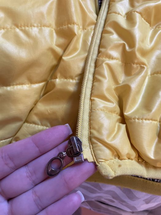 Жълто яке с качулка