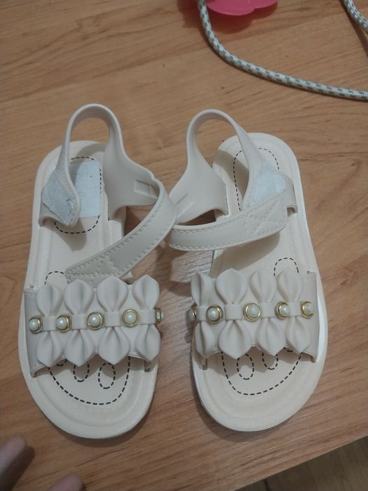 Босоножки  и кеди для девочки