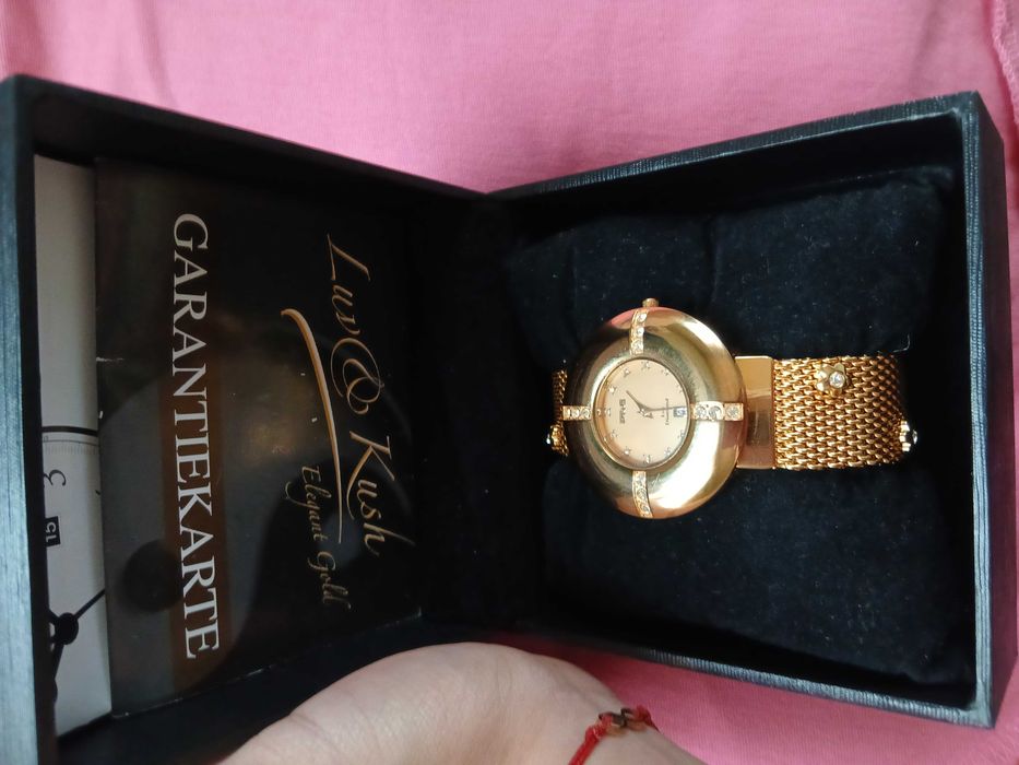 Елегантен позлатен часовник Luv & Kush