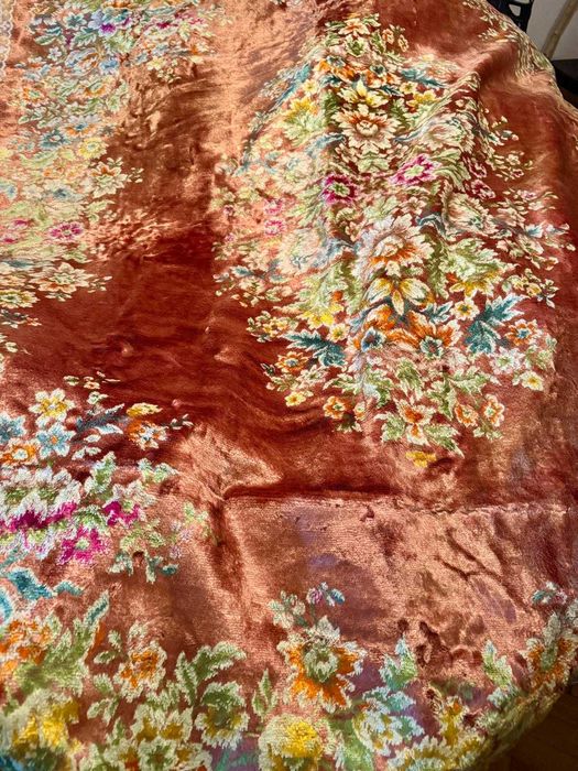Cuvertură veche din catifea, model floral țesut