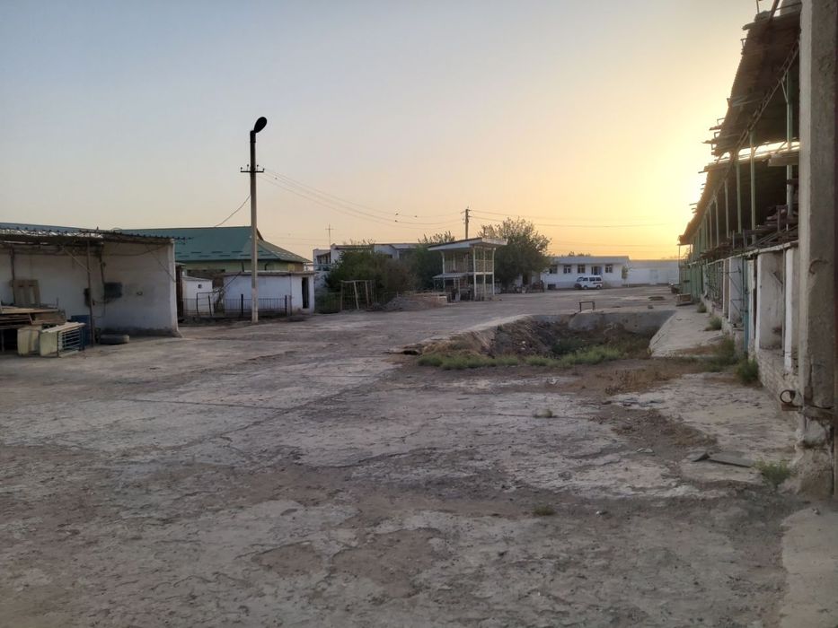 Uy sotiladi. Maydoni katta 50 so'tix