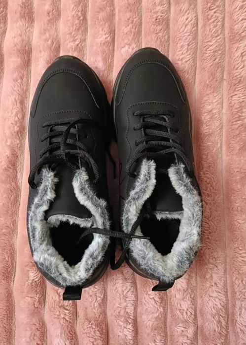 Продам теплые кроссовки. 5000т.