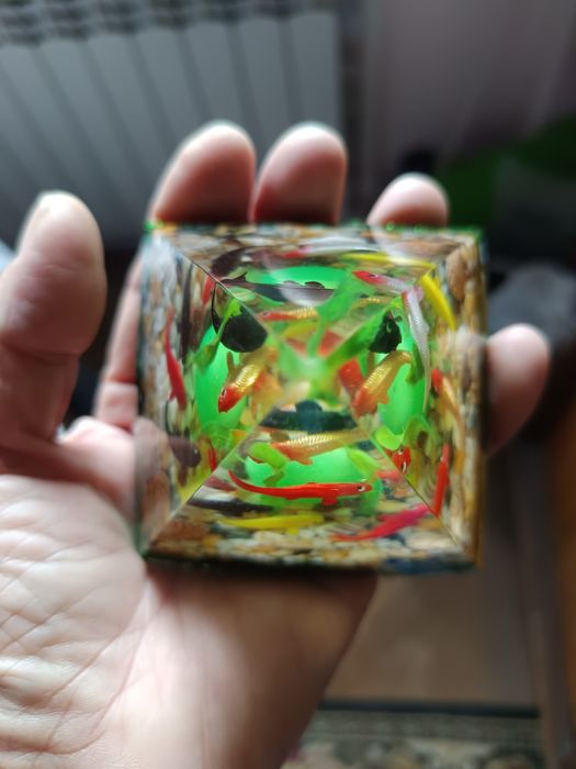 Vând piramidă din rășină epoxidică cu decor pești