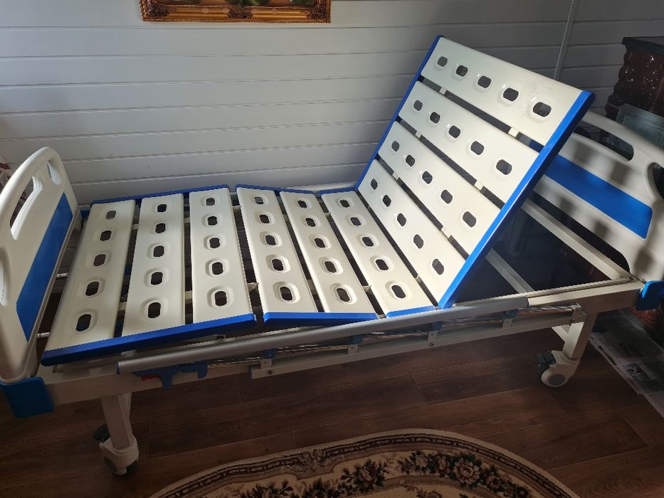 Pat de spital cu spătar rabatabil