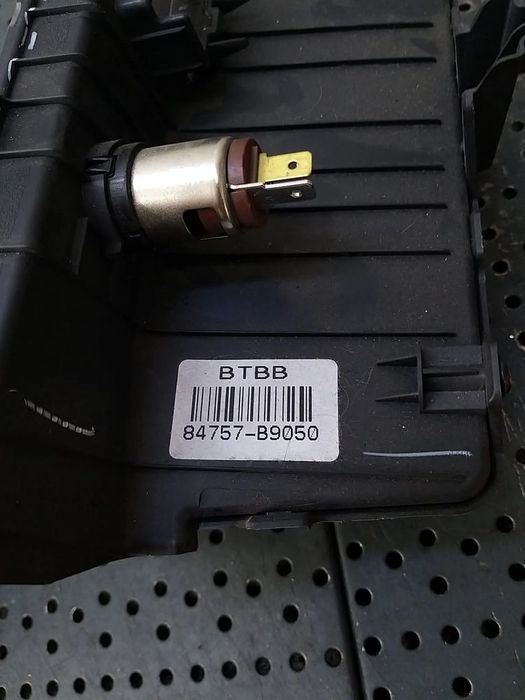 Sertar depozitare cu priza hyundai i10 ba ia 84757b9050