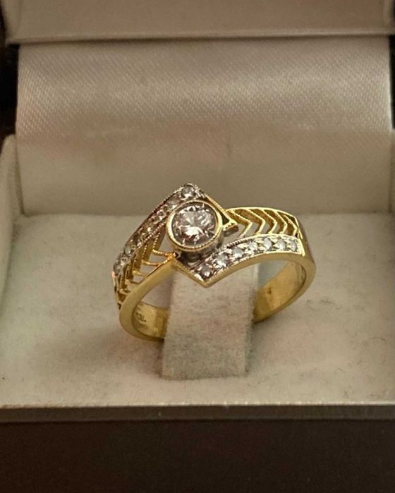 Inel vintage de aur galben 18k cu diamant central 0.25 ct, marime 53