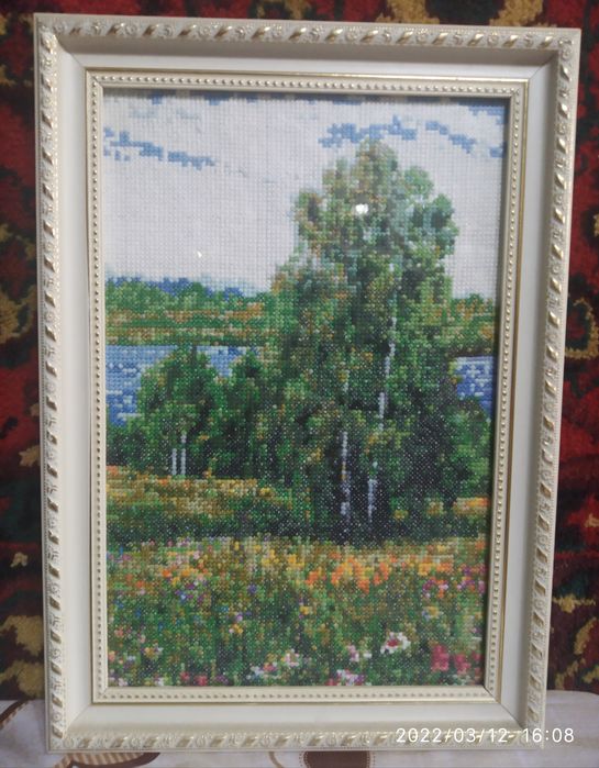 Продам картины вышитые крестиком и собранная из страз.