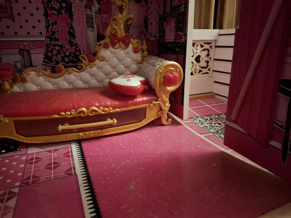 Casă de păpuși din lemn