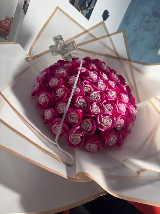 Buchet elegant cu trandafiri și cristale