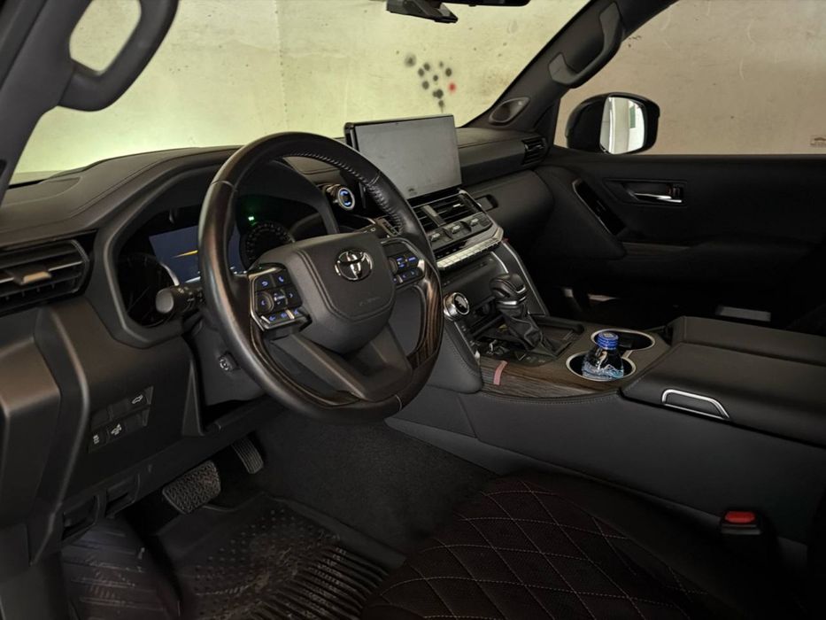 Toyota Land Cruiser 300 3.5L V6 2024 7-местный