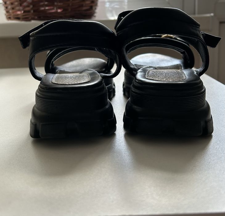 Продам детские сандалии