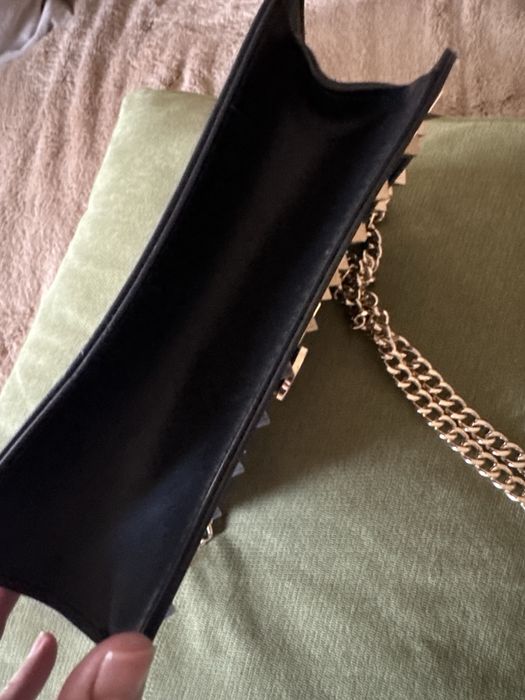 Geanta crossbody neagra cu detalii aurii