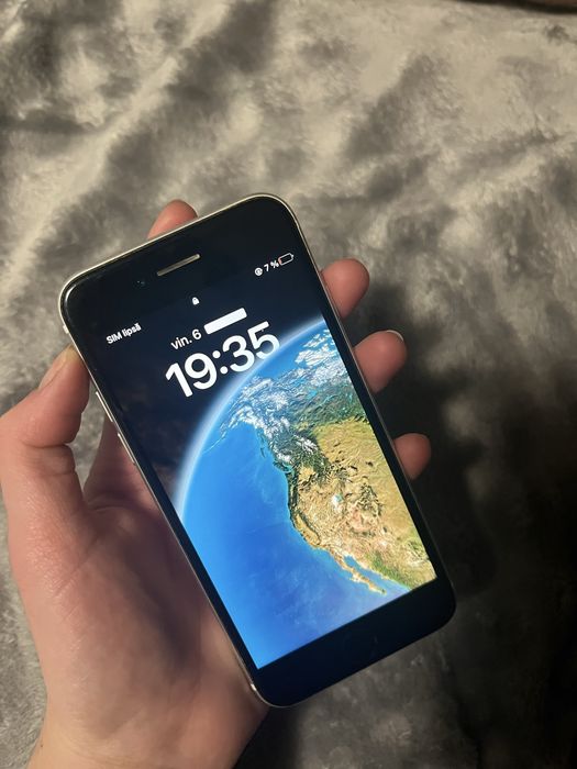 Vand  Iphone SE  in stare buna