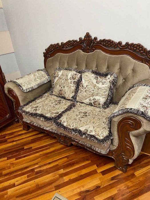 Продается диван в стиле барокко из массива дерева