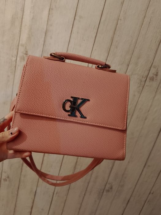 Продам сумочку бледно розового цвета в хорошем состоянии за 5000 тыс