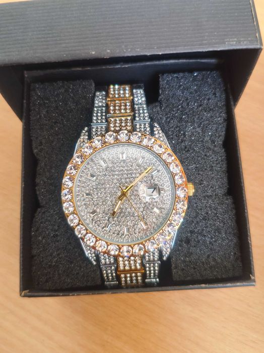 Мъжки часовник нов в кутия