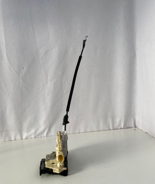 Broasca  usa fata dreapta  301837016a Volkswagen VW Passat B6