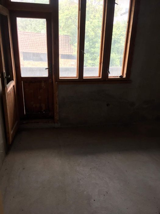 3 етажно жилище с дворно място