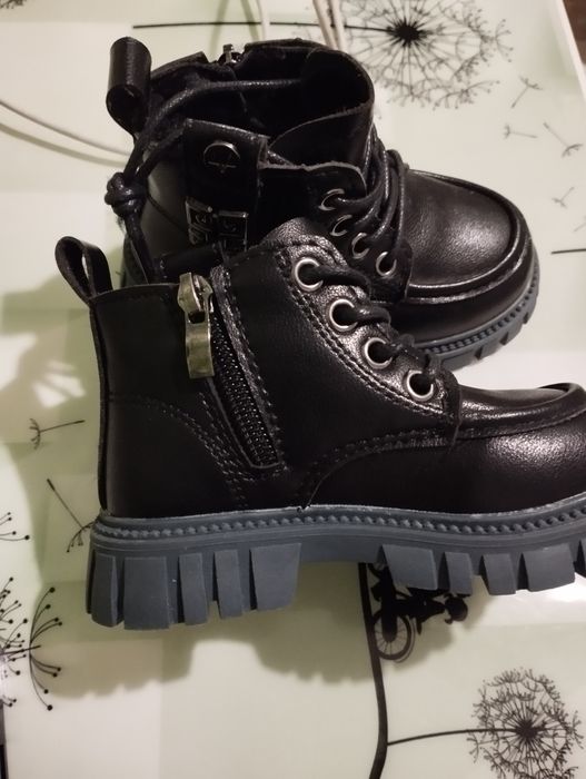 Продам детские  ботинки для девочек