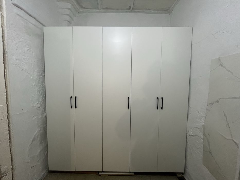 Большой шкаф для одежды