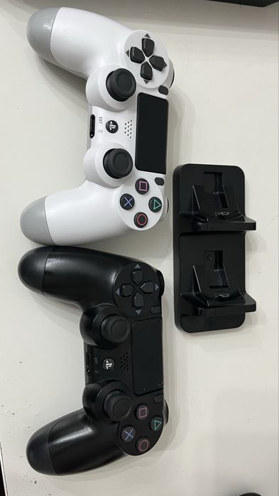 PS4 Slim 1T + 2 геймпада + 5 игр + док-станция