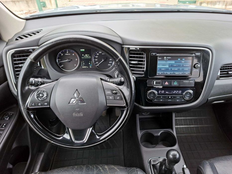 Mitsubishi Outlander 2.2DiD 4X4 7-местен Сервизна история 1 собственик