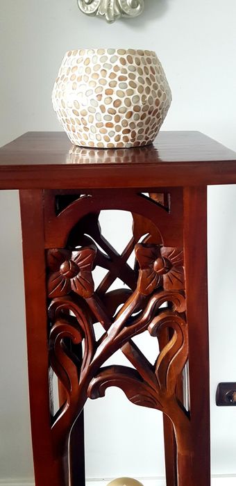 Piedestal vechi din lemn masiv