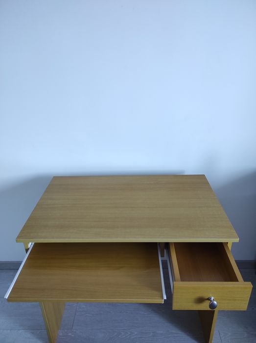 Vand birou mic, fara urme de uzura.