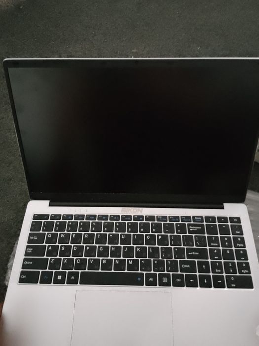 Ноутбук сотилади