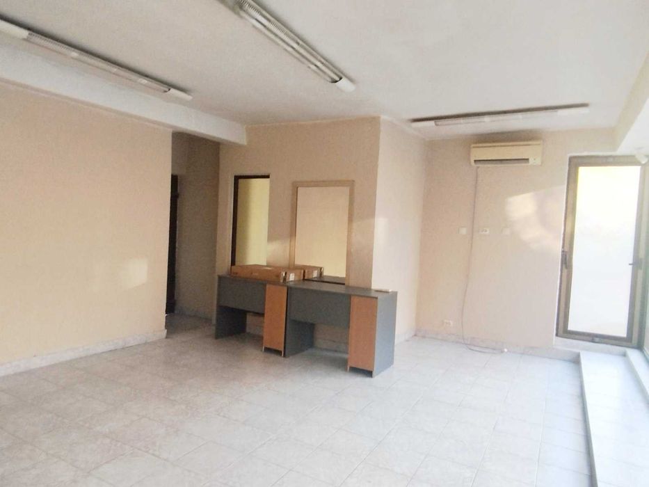 Дава се под наем Офис в Перник, Център - 30 кв.м за 370 € - Снимка #1