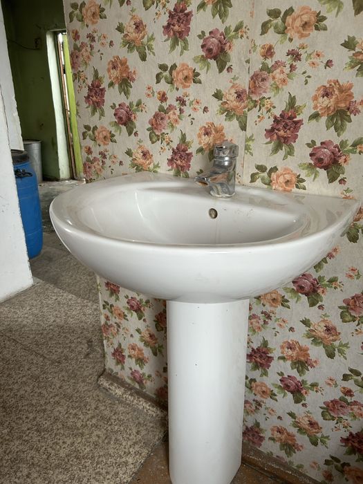 Раковина с краном