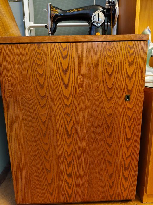 Крачна руска шевна машина.Цената подлежи на коментар.