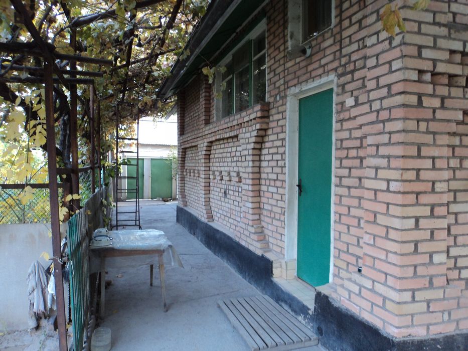 Дом кирпичный (с гаражом, подвалом, погребом и сараем)