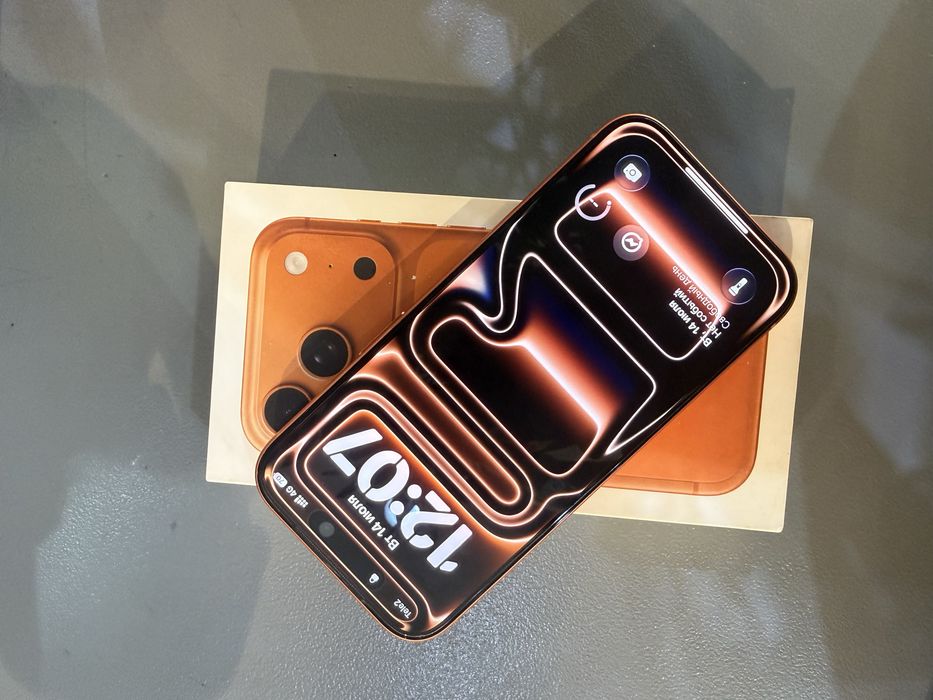 iPhone 17 pro ORANGE