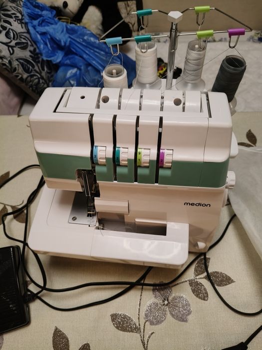 Mașină de cusut Overlock Medion, 4 fire – Stare excelentă, accesorii incluse