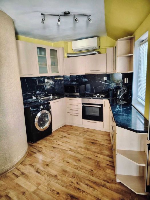 Дава се под наем Тристаен апартамент в Пловдив, Център - 82 кв.м за 510 € - Снимка #1