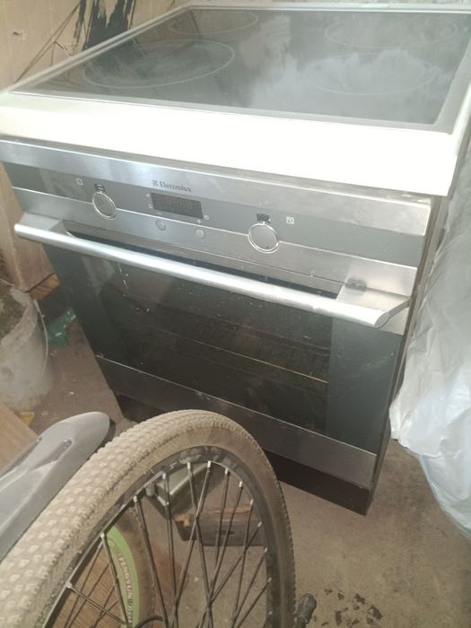 Встроенный плита и духовка.