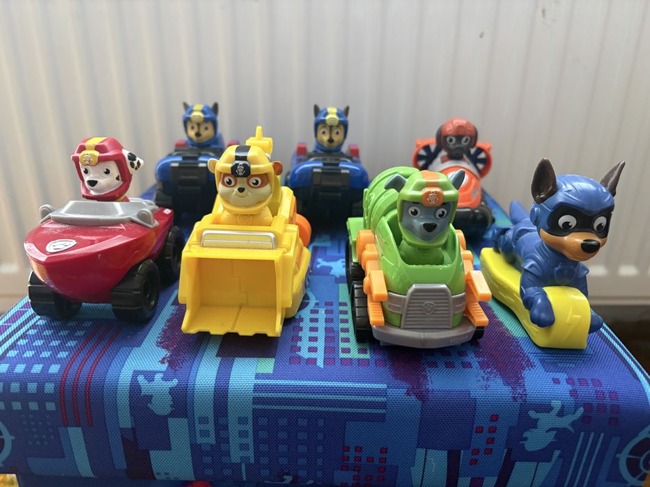 Set jucării Paw Patrol + taburet cu spațiu de depozitare (12 piese)
