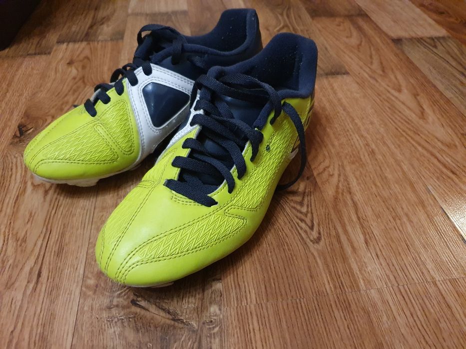 Футболни обувки - бутонки Umbro