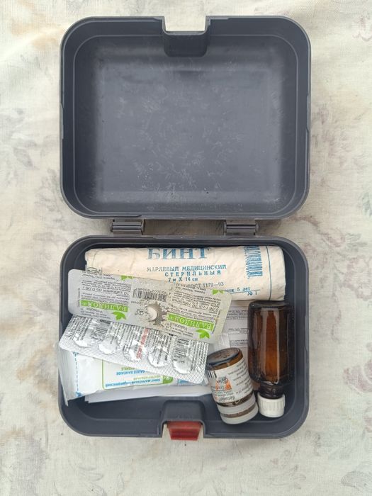 Продам аптечку для авто Б/У.