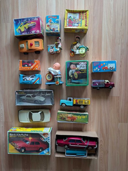 Lot Jucării Vintage Chinezești (Anii '70-'80) - 10 masinute + pian